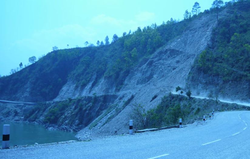 लेदो सहितको पहिरो खसेपछि शनिबार बिहानैदेखि मध्यपहाडी लोकमार्ग अवरुद्ध